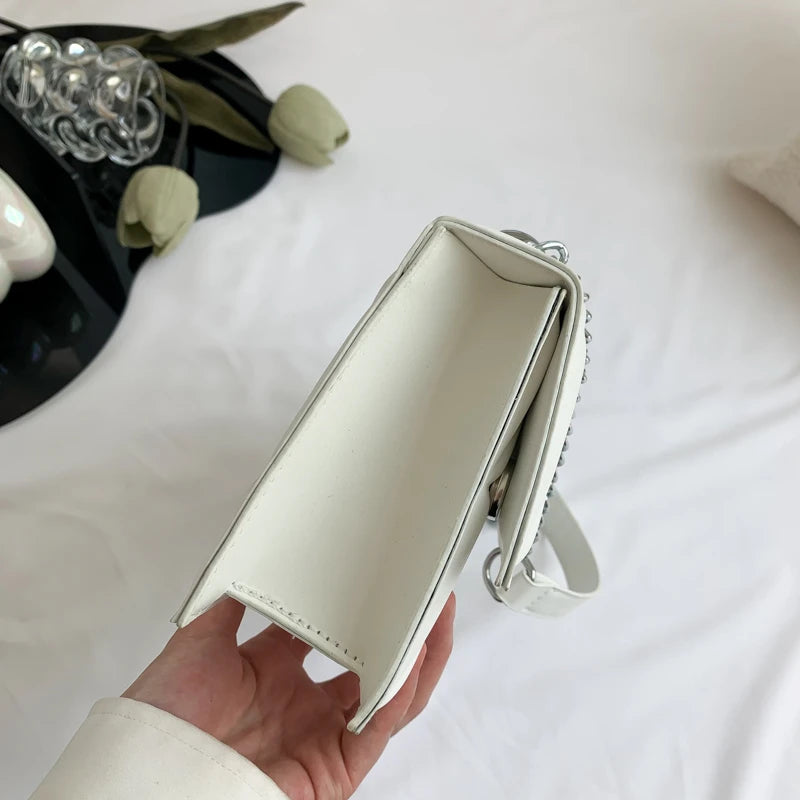 Bolsa quadrada pequena com corrente nas axilas, bolsa crossbody elegante de um ombro